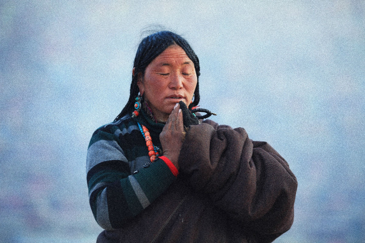 молящийся тибетец