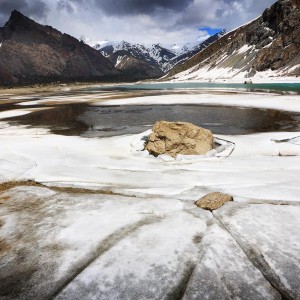 горное замерзшее озеро