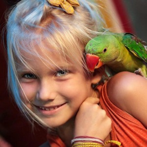 девочка с попугаем