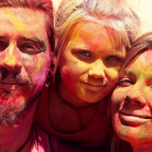 Семья раскрашена красками Холи