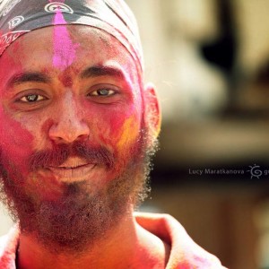 человек раскрашенный красками Холи в Джайпуре. Фото Люси Мараткановой