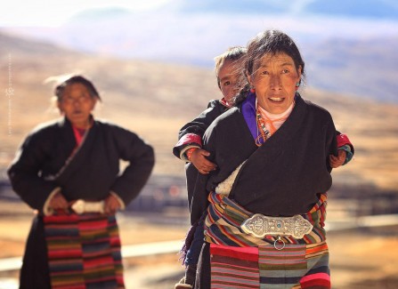 Тибет, паломница с ребенком