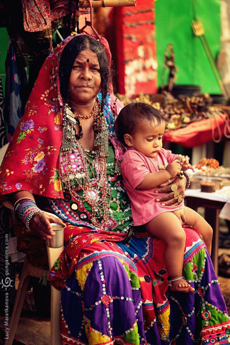 индианка с ребенком на коленях