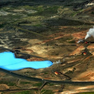 вид на голубое термальное озеро