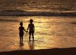 мальчик с девочкой на берегу океана