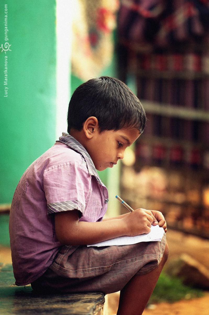 индийский мальчик пишет
