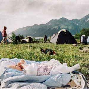 Младенец у палаток в Красной поляне на Кавказе. Фото Люся Маратканова