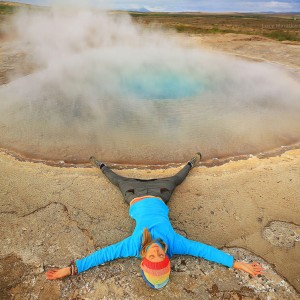 лежащий человек у дымящегося гейзера в Исландии. Фото Люся Маратканова