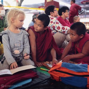 Амелия и два маленьких монаха на учениях Далай Ламы. Фото Люся Маратканова