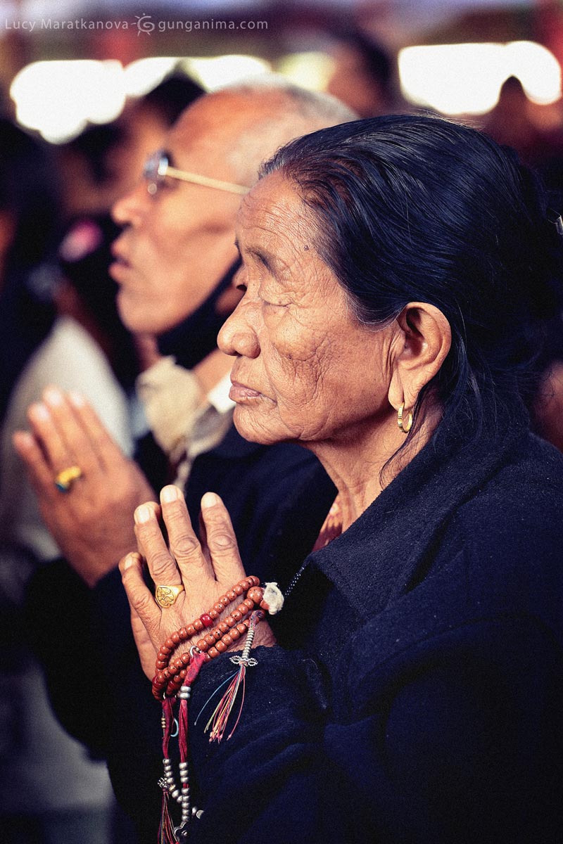 Тибетская женщина с четками молится. Фото Люся Маратканова