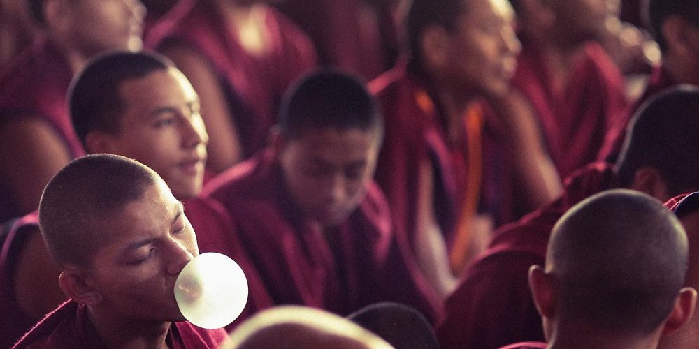 Монах с пузырем жвачки во время учений. Фото Люся Маратканова