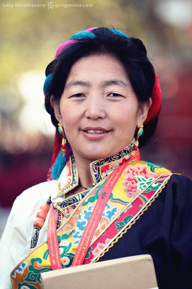 Тибетская женщина в нарядном костюме. Фото Люся Маратканова