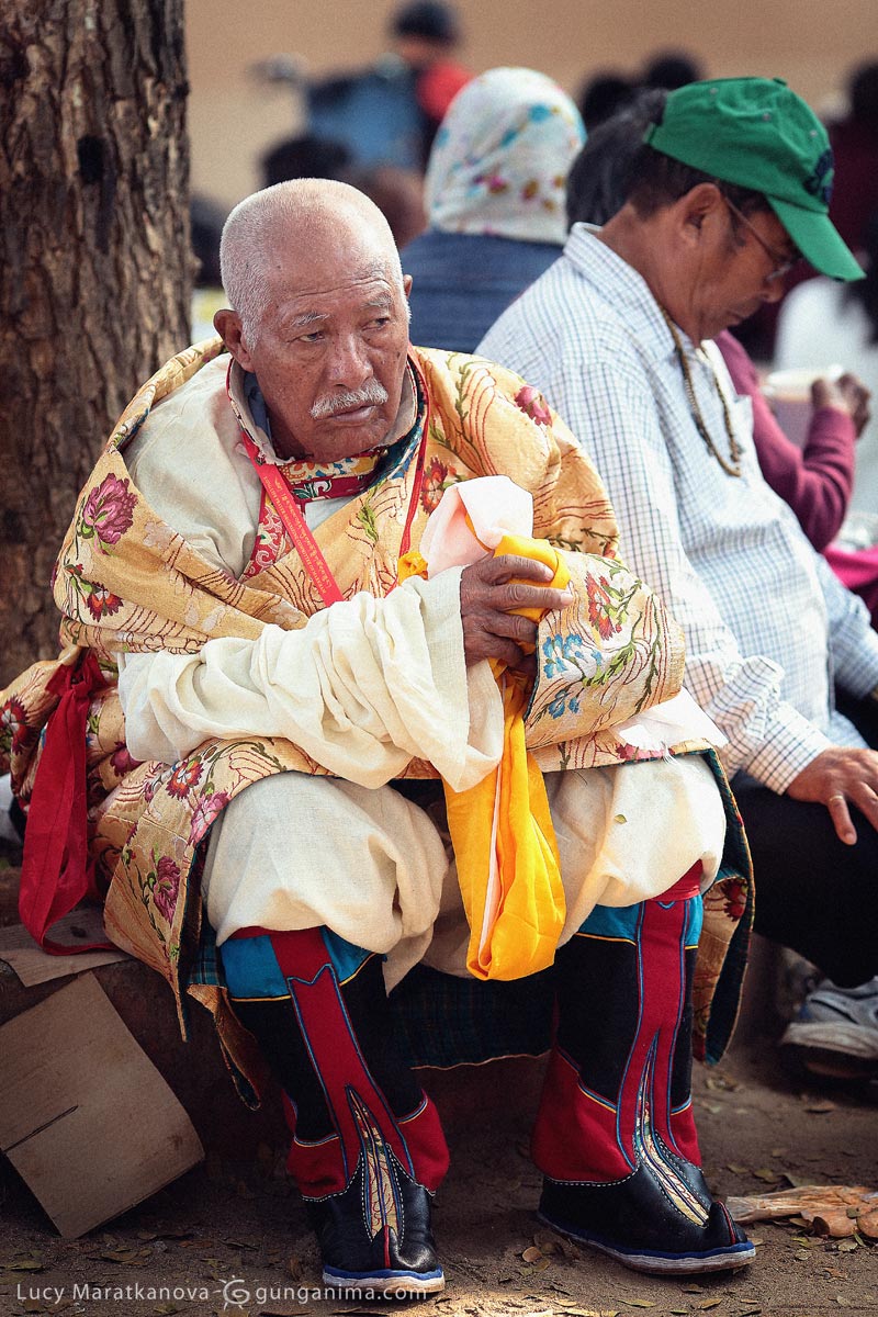 Тибетский дедушка в нарядном костюме