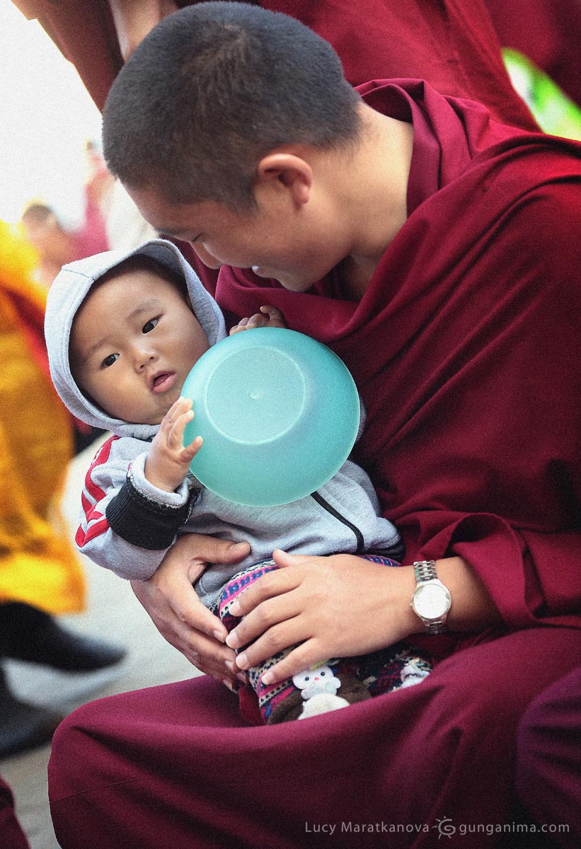 Тибетский монах нянчит ребенка. Фото Люся Маратканова
