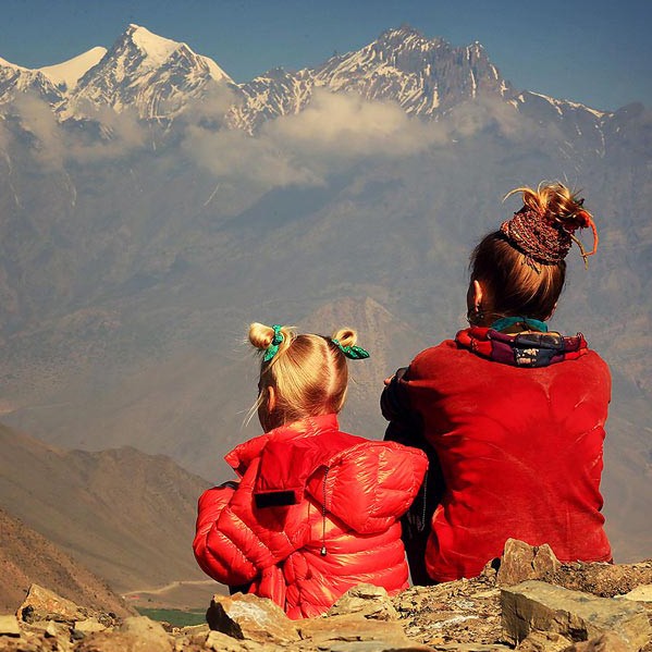 Мать и дочь смотрят на горы в треке под Аннапурну в Непале. Фото Люся Маратканова