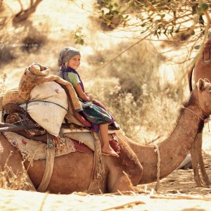девочка на верблюде в пустыне Тар. Фото Люся Маратканова