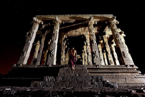 Человек ночью входит в индуистский храм. Фото Люси Мараткановой.