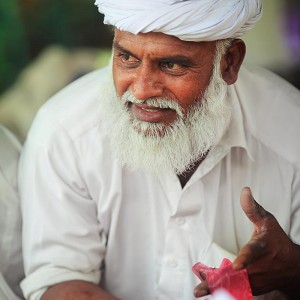 мужчина в белой одежде с белой бородой в пакистане