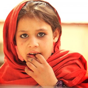 девочка в красном платке в пакистане