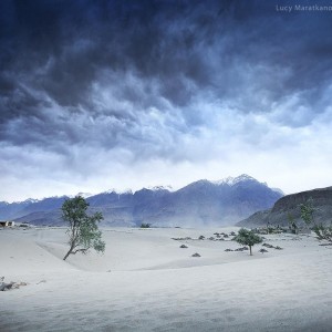 темные тучи над пустыней пакистана в горах