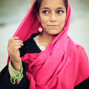 пакистанская девочка в розовом платке в пакистане