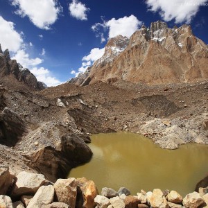 озеро или водоем в горах пакистана