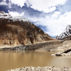 горный пейзаж с рекой в пакистане