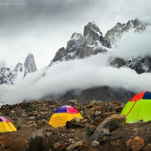 лагерь высоко в горах в облаках в пакистане
