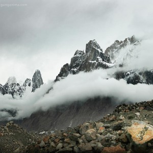 облака в горах в пакистане
