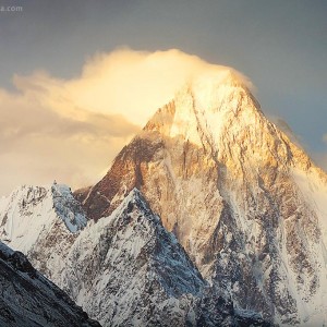 гора гашербрум в пакистане в лучах солнца