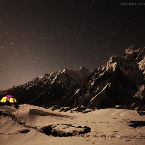 палатки светятся ночью в пакистане в горах