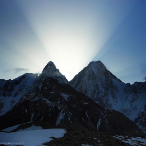 солнце садится в горах пакистана
