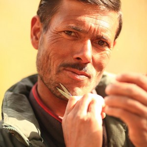 мужчина стрижет бороду в пакистане