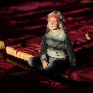 девочка в храме в дарамсале в индии