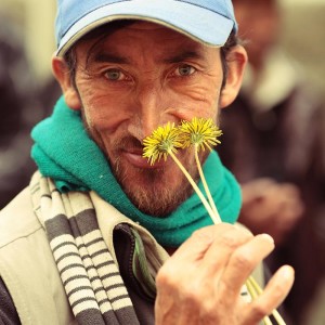 мужчина в кепке с изображением конопли улыбается в пакистане