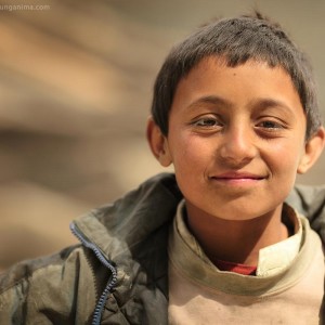 мальчик в бедной одежде улыбается в пакистане