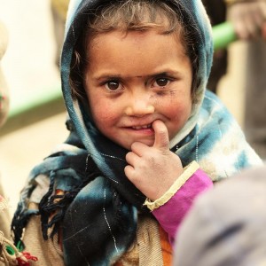 маленькая черноглазая девочка в платке в пакистане