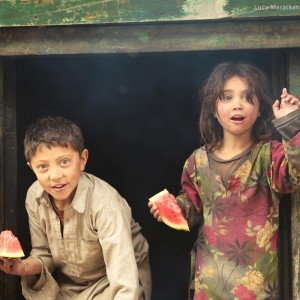 бедные дети с арбузом в пакистане