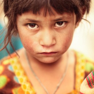 недетский взгляд ребенка в азии в пакистане