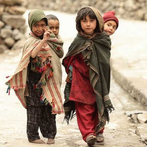 дети в поношенной одежде в пакистане