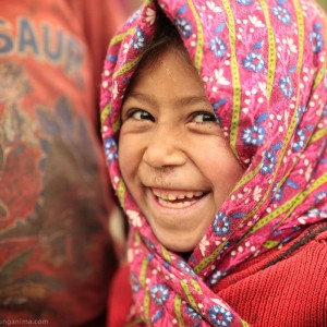 улыбающаяся девочка в платке в пакистане