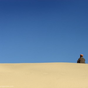 одинокий человек в пустыне в пакистане