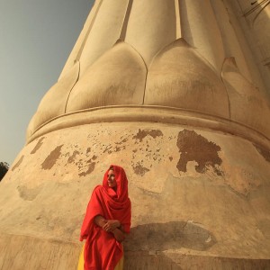 девушка в платке на фоне стен в пакистане