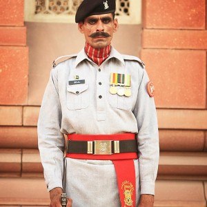 солдат на службе в форме в пакистане