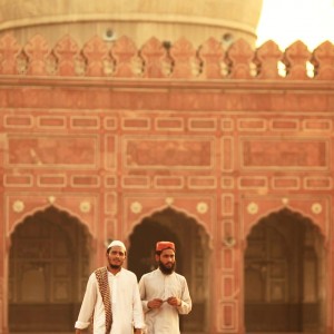 двое мужчин у мечети в пакистане