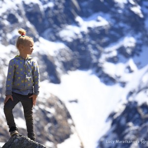 девочка в горах смотрит вдаль в индии