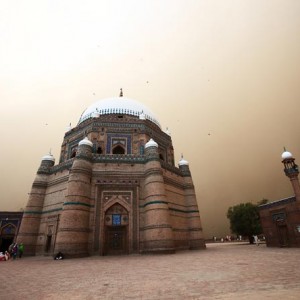песчаная буря в мултане в пакистане