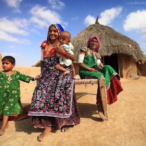 семья в пакистанской деревне