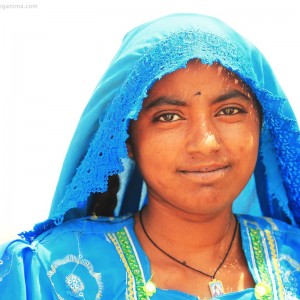 пакистанская девушка в нарядном платье