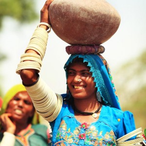 девушка в голубом платье с кувшином на голове в пакистане